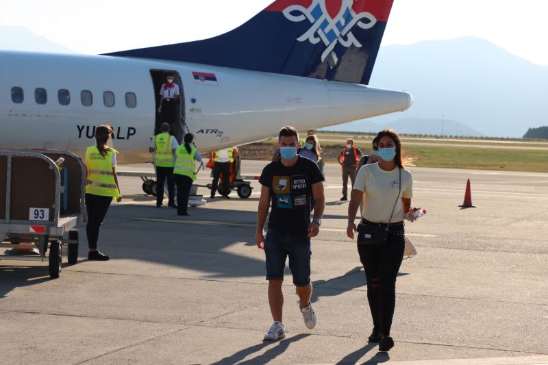 Na aerodromima u Podgorici i Tivtu  sletjeli prvi putnici iz Beograda u Crnu Goru