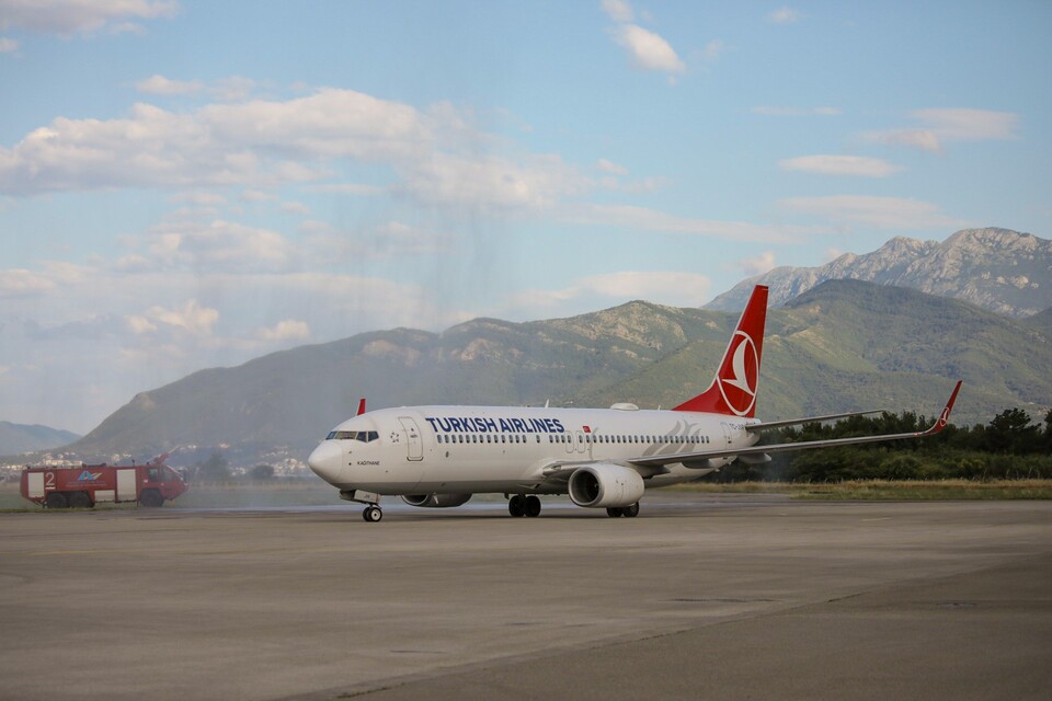 Svečana ceremonija u Tivtu: Sletio prvi avion TA iz Istanbula, bukirano 80 odsto karata, Turkish će povećati broj rotacija